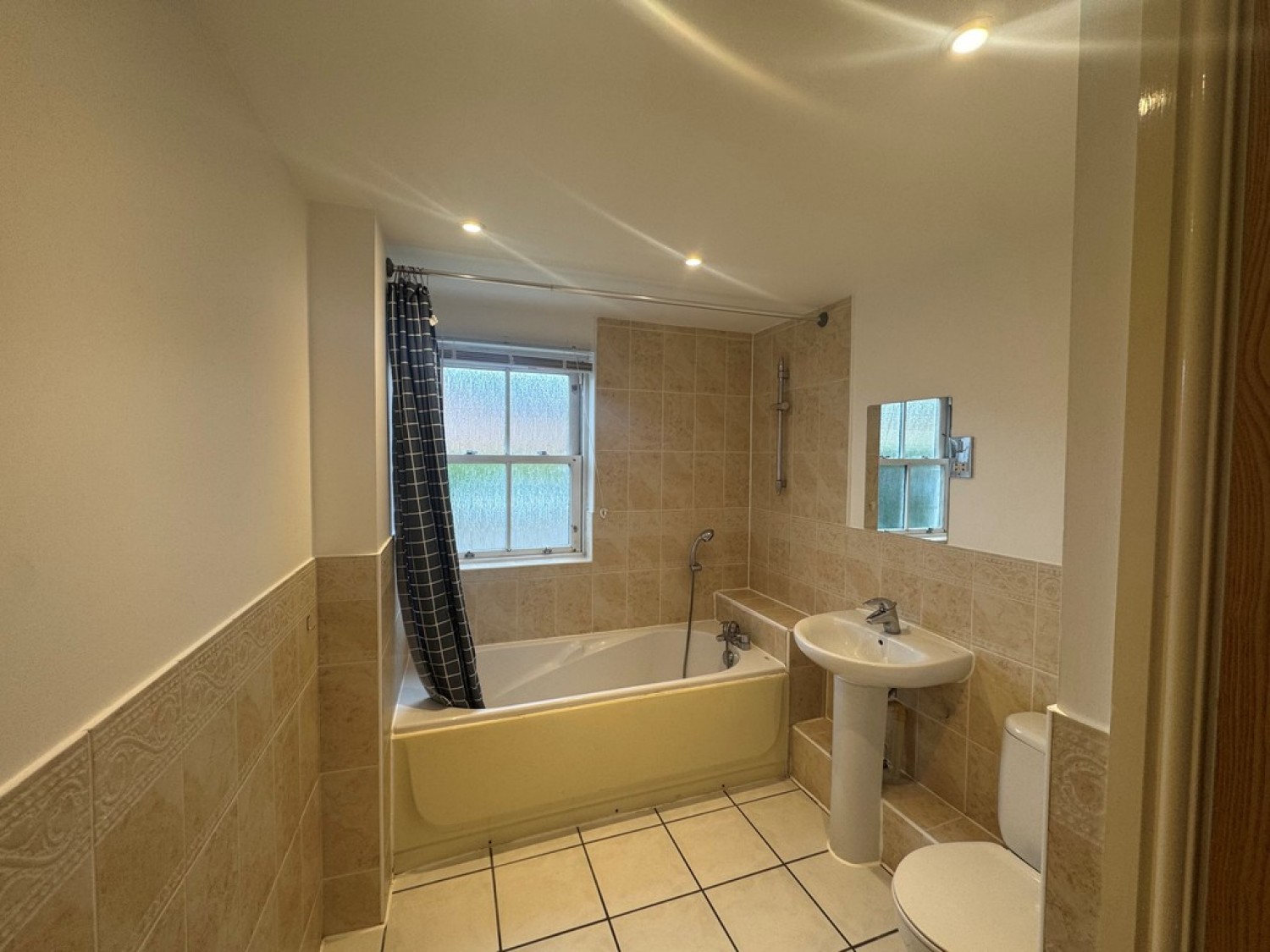 3 bedroom Flat for Letting Sandfield Court, The Bars