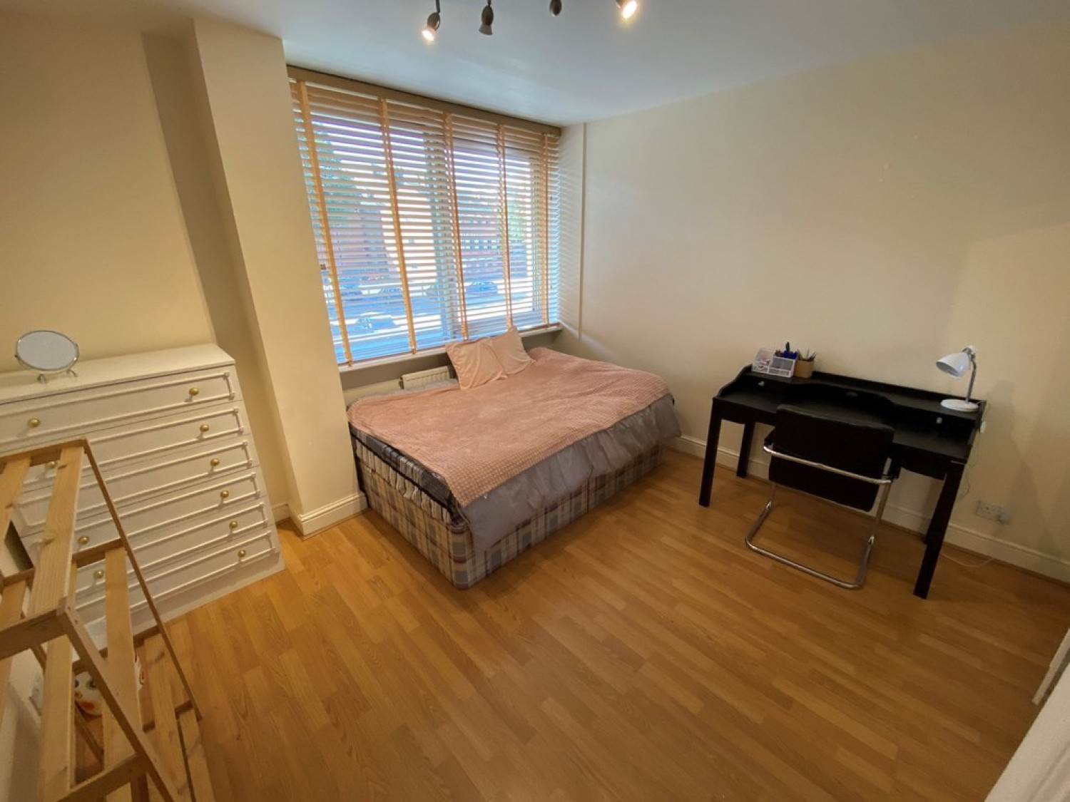 1 bedroom Flat for Letting Bedford Road, Guildford, Surrey