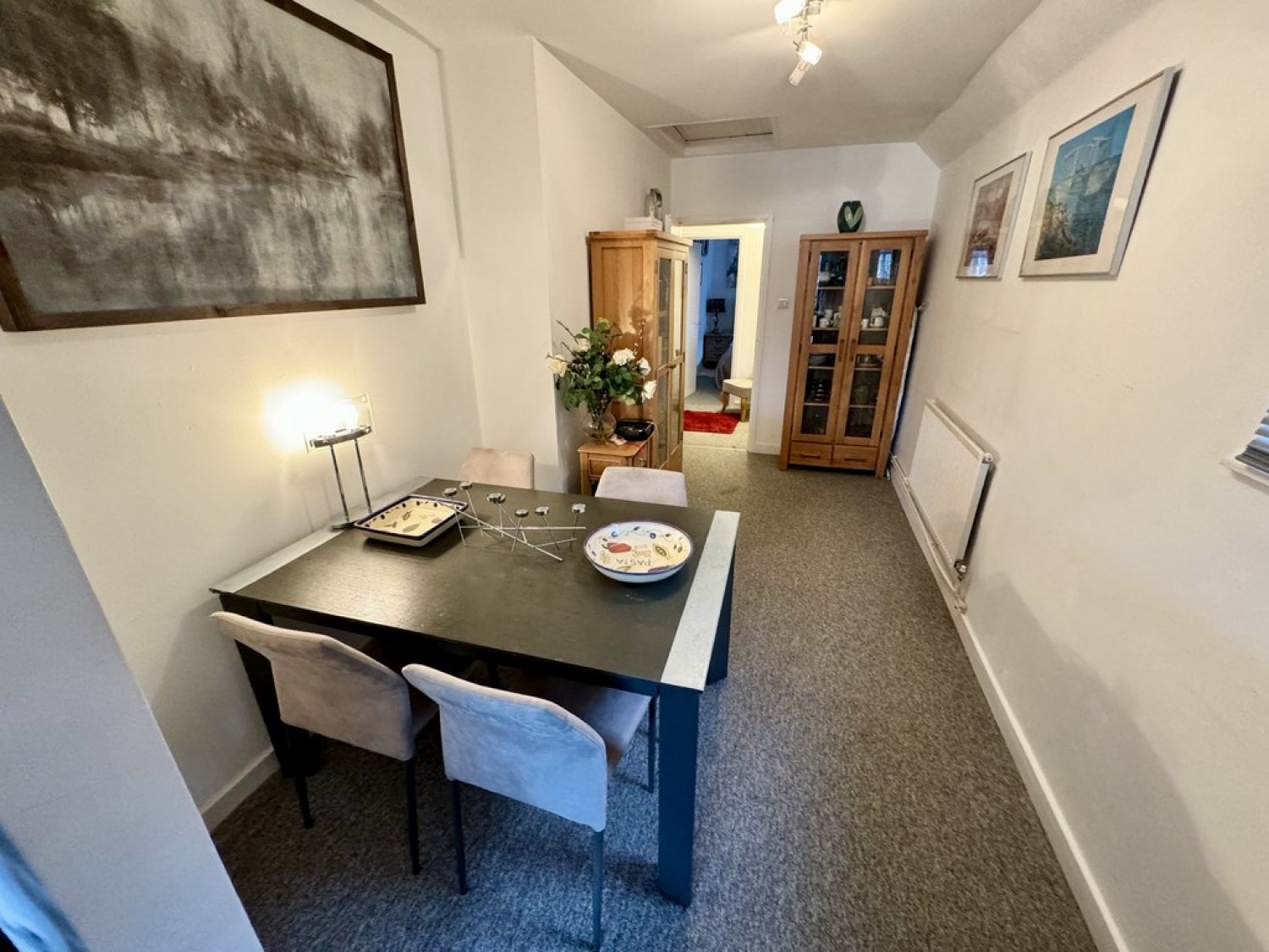 2 bedroom Flat for Letting High Street, Cranleigh, Surrey