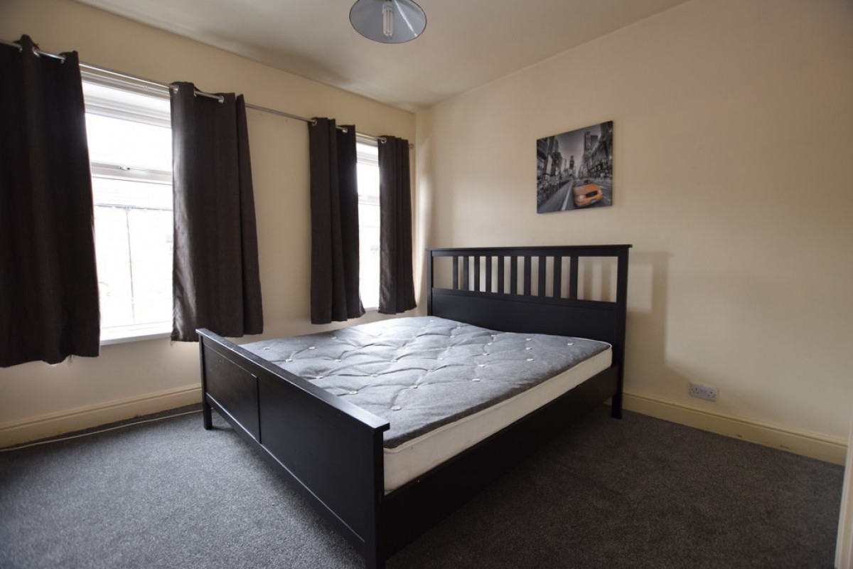 Senior Street, Moldgreen