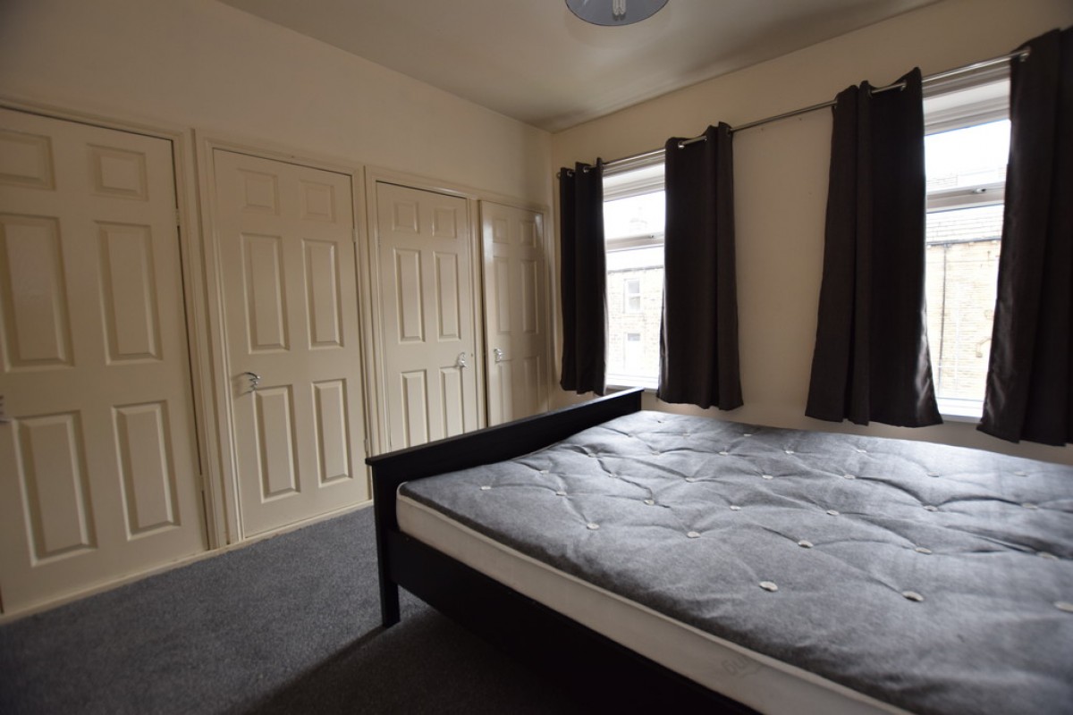 Senior Street, Moldgreen