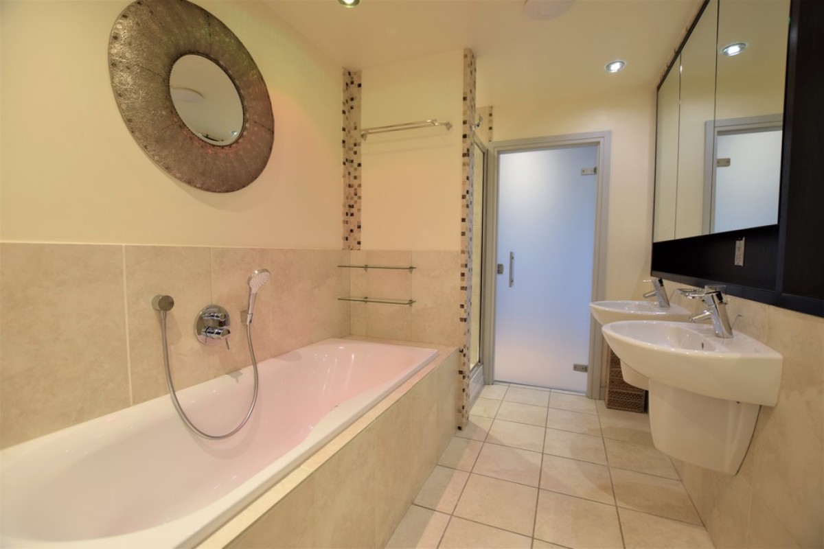 The Melting Point, Commercial Street