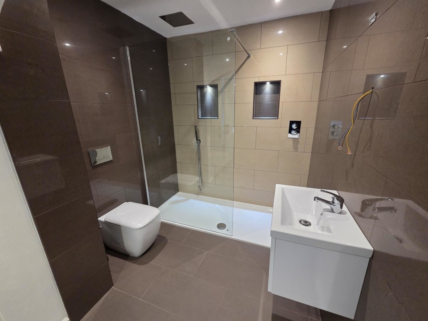 6 bedroom House in Lodge Lane, Liversedge