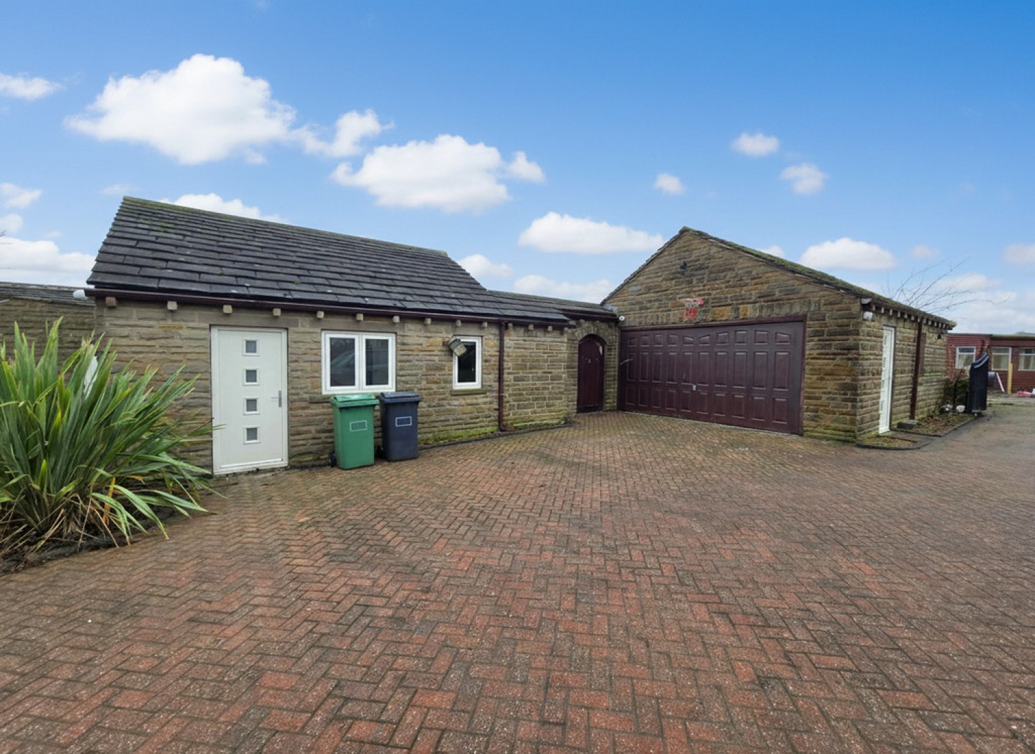 6 bedroom House in Lodge Lane, Liversedge