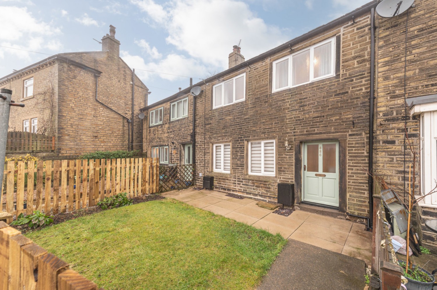 2 bedroom House in New Hey Road, Outlane