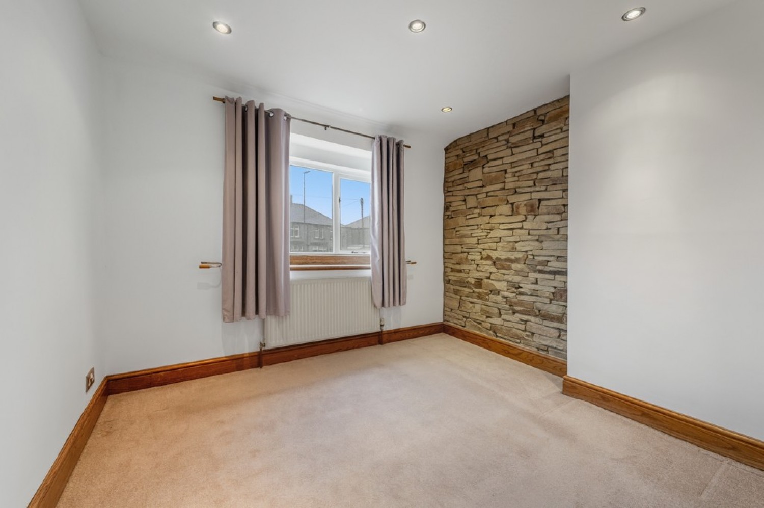 2 bedroom House in New Hey Road, Outlane