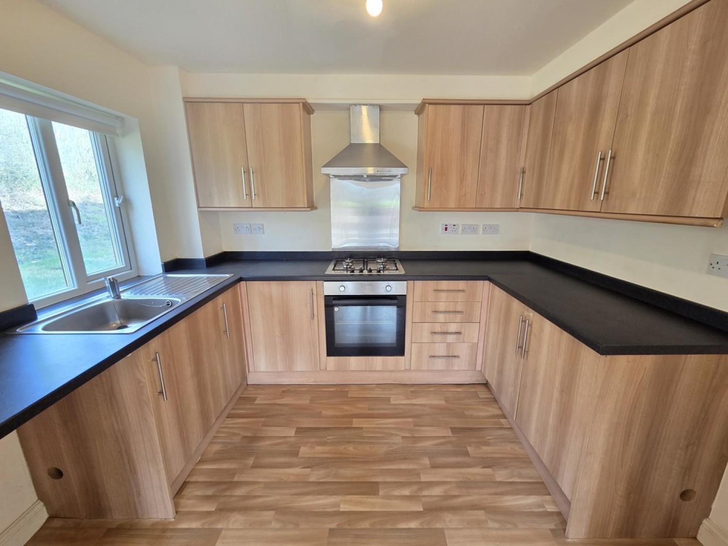 2 bedroom Flat for Letting Georgia View, Ainley Top