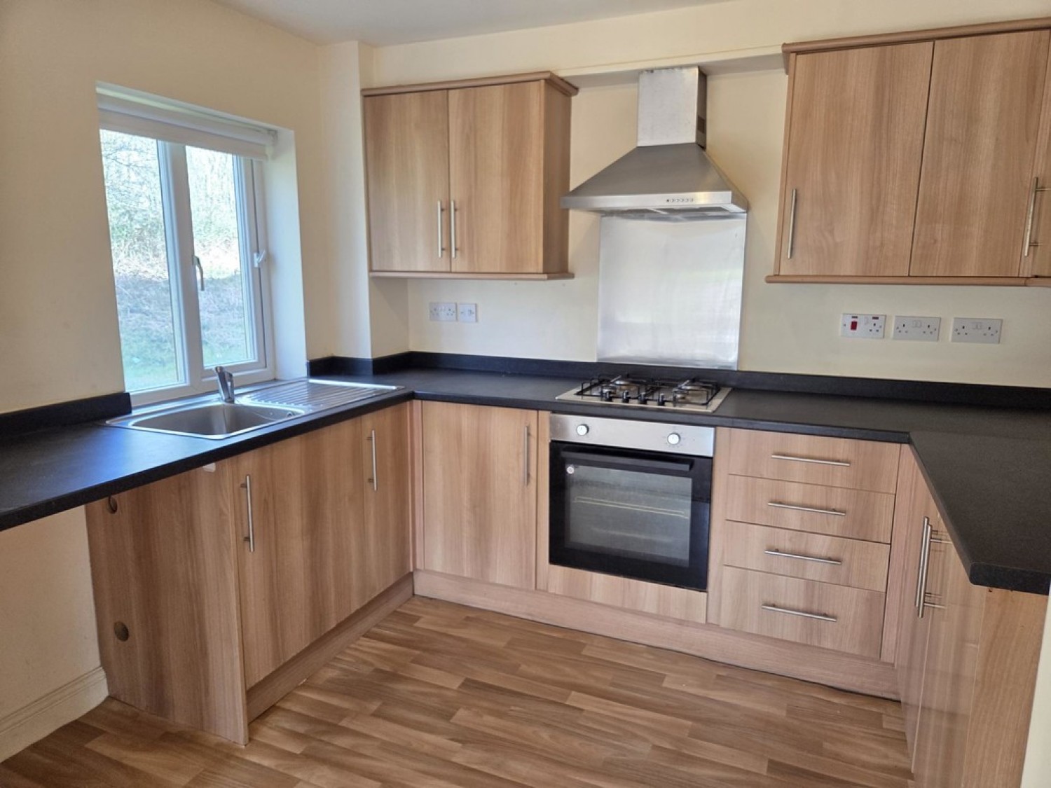 2 bedroom Flat for Letting Georgia View, Ainley Top