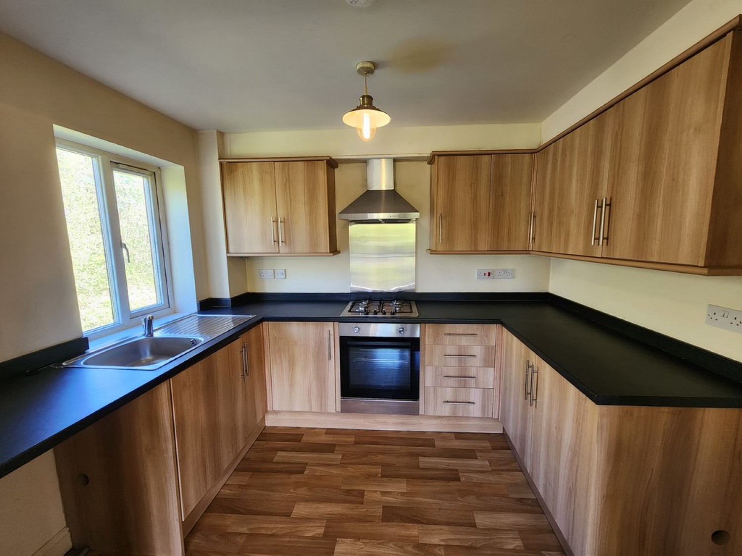 2 bedroom Flat for Letting Georgia View, Ainley Top
