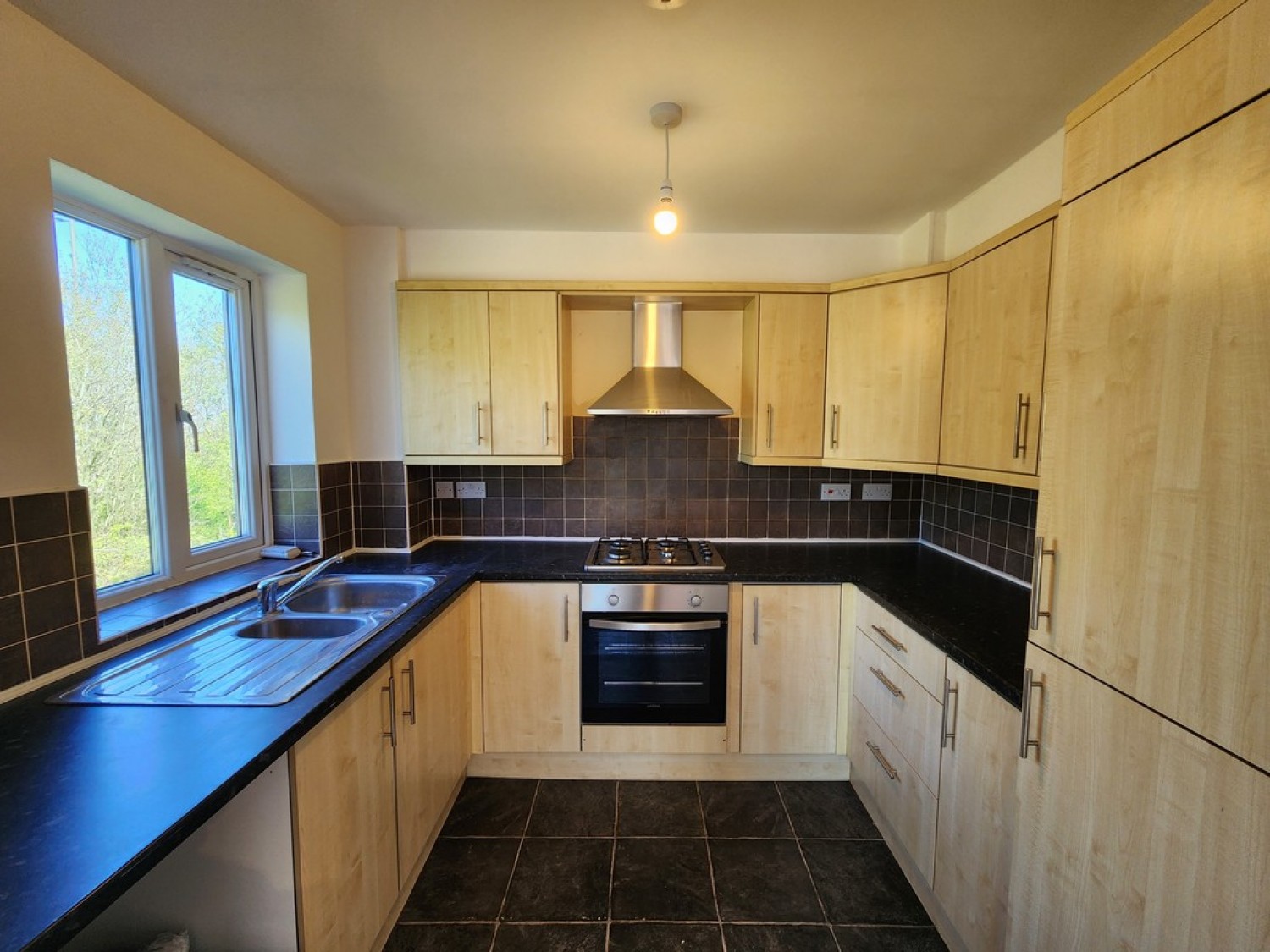 2 bedroom Flat for Letting Georgia View, Ainley Top
