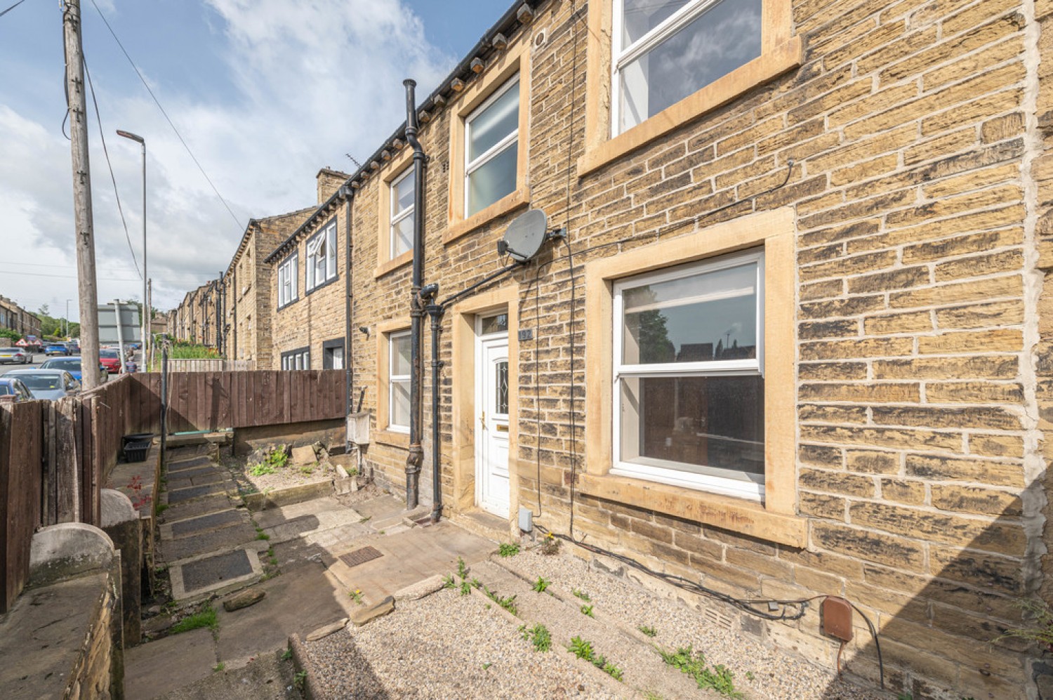 2 bedroom House for Sale Blackmoorfoot Road, Crosland Moor