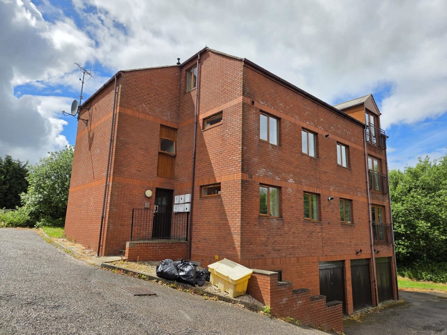 2 bedroom Flat for Letting Georgia View, Ainley Top