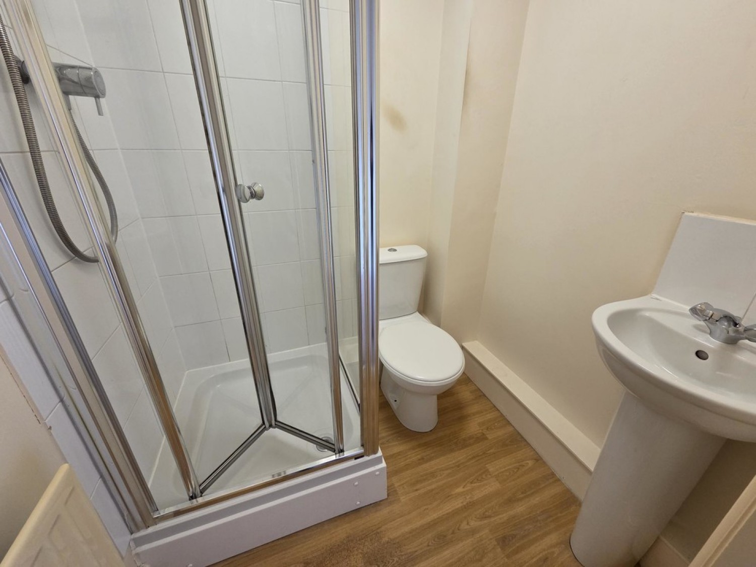 2 bedroom Flat for Letting Georgia View, Ainley Top