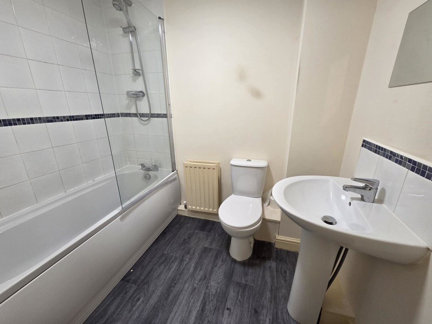 2 bedroom Flat for Letting Georgia View, Ainley Top