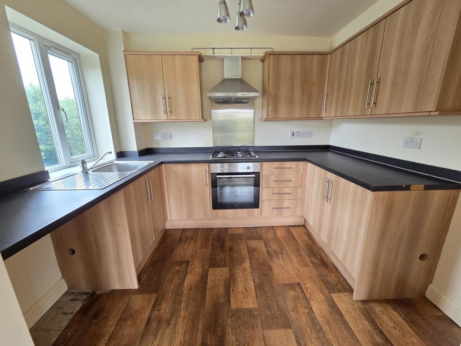 2 bedroom Flat for Letting Georgia View, Ainley Top