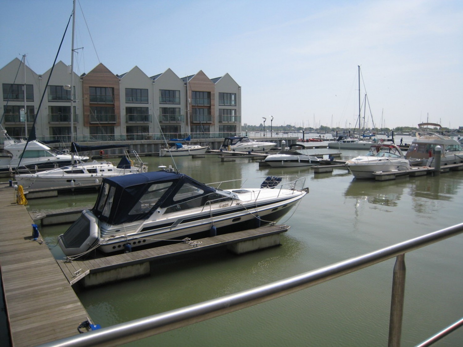 2 bedroom Flat for Letting Harbour Square, Waterside Marina