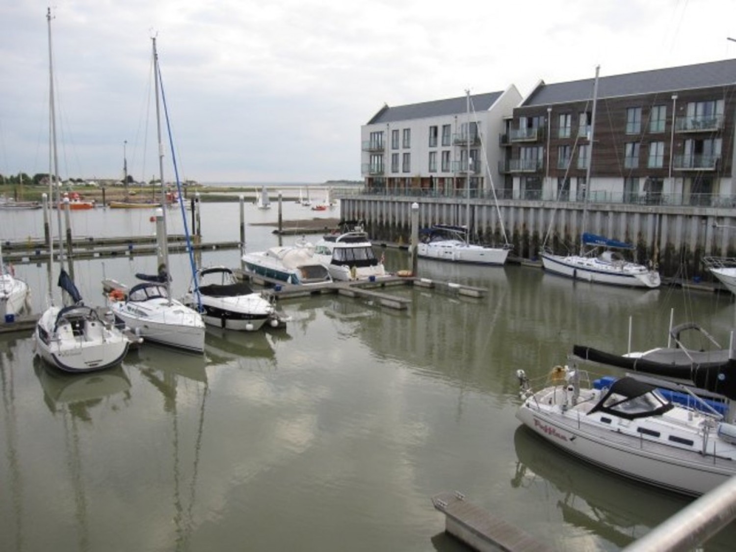2 bedroom Flat for Letting Harbour Square, Waterside Marina
