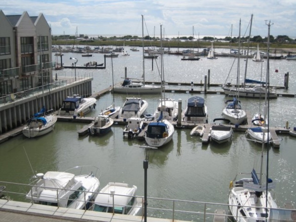 Harbour Square, Waterside Marina