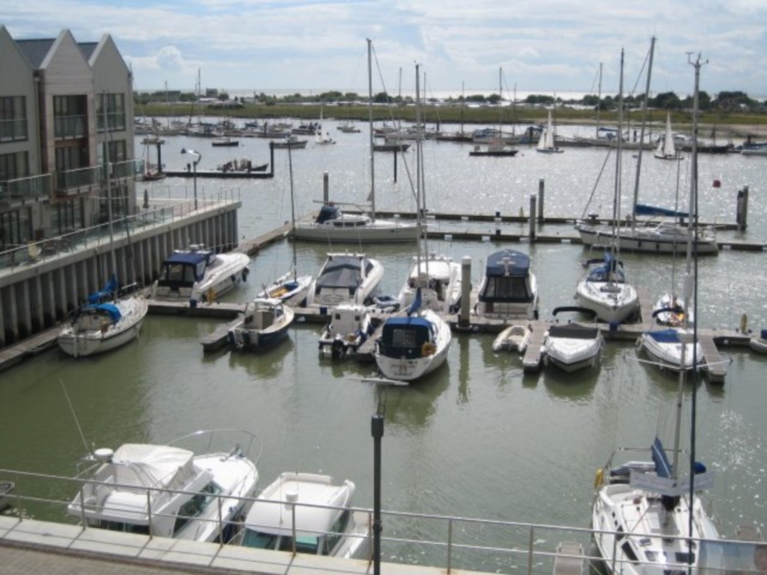 2 bedroom Flat for Letting Harbour Square, Waterside Marina