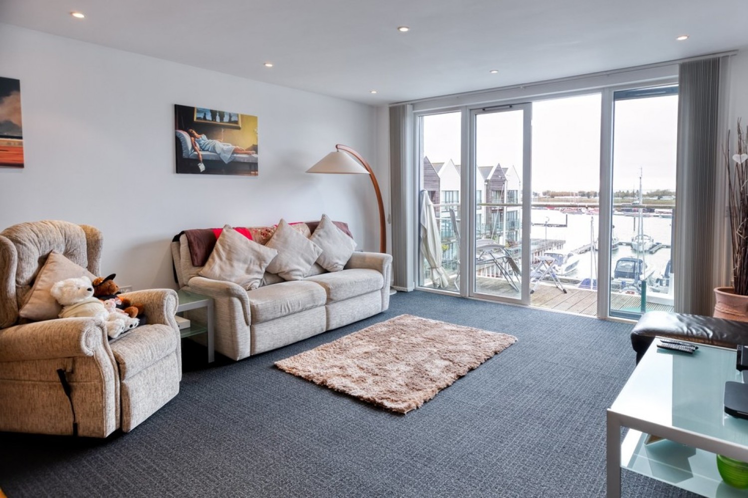2 bedroom Flat for Letting Harbour Square, Waterside Marina