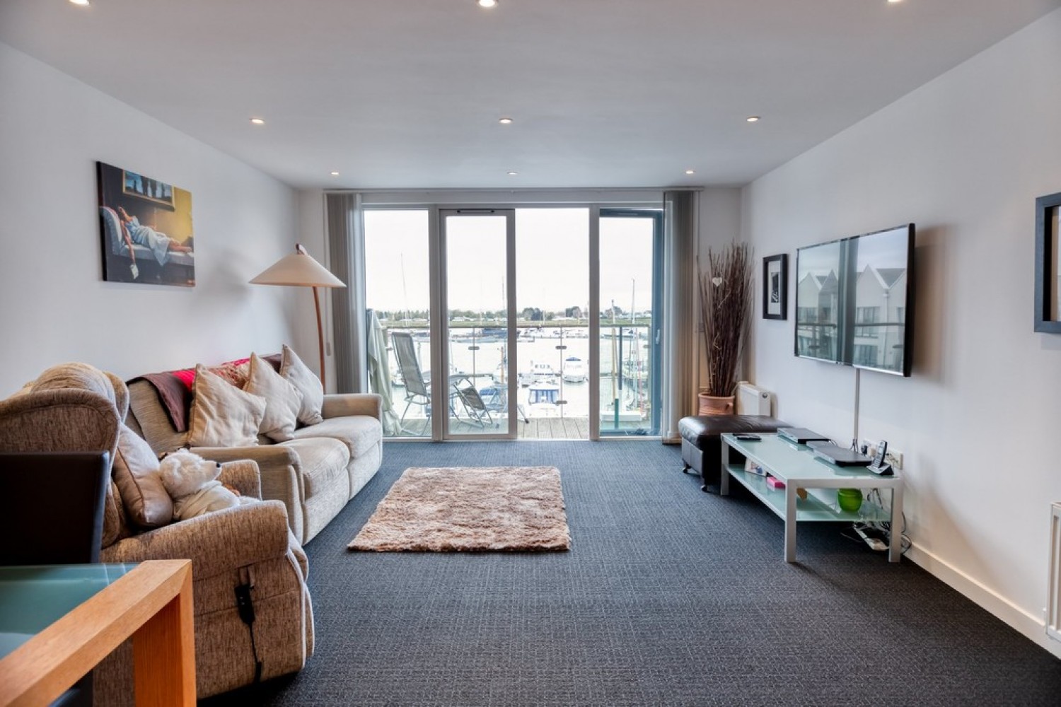 2 bedroom Flat for Letting Harbour Square, Waterside Marina