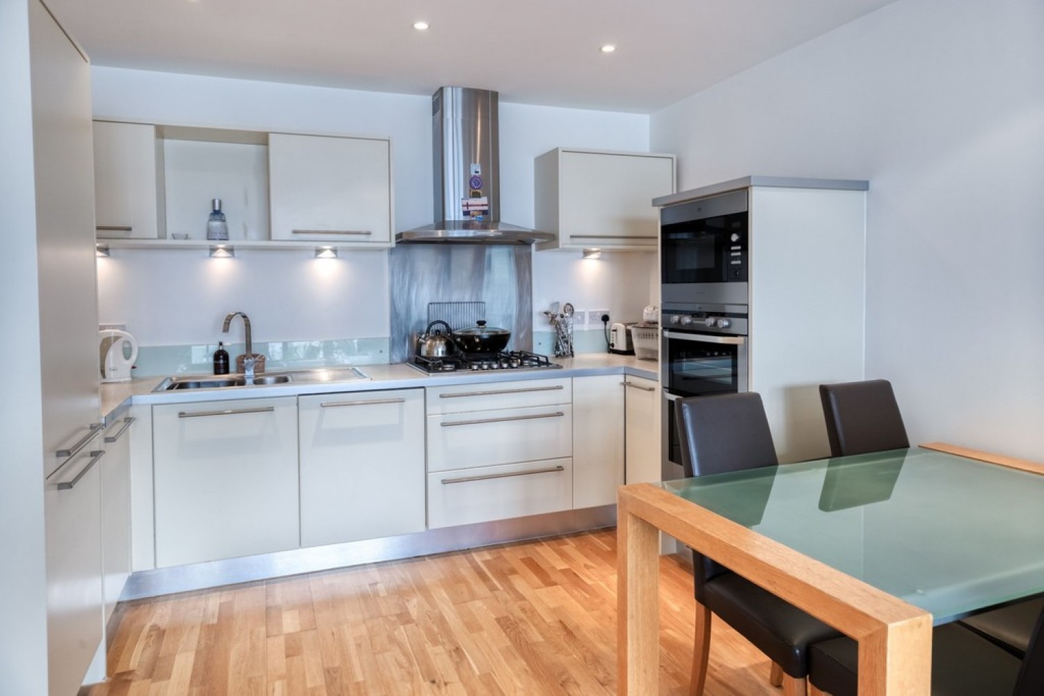 2 bedroom Flat for Letting Harbour Square, Waterside Marina