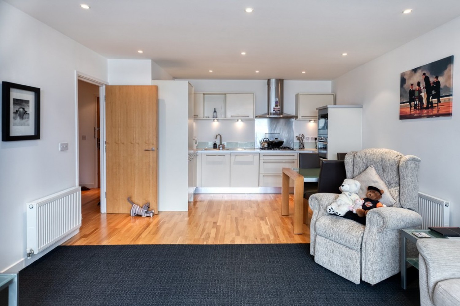 2 bedroom Flat for Letting Harbour Square, Waterside Marina