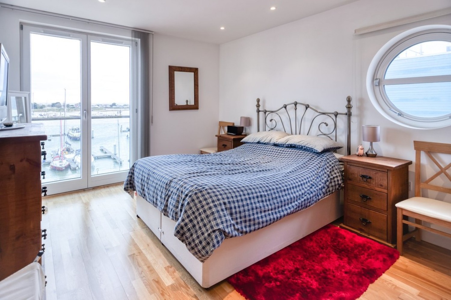 2 bedroom Flat for Letting Harbour Square, Waterside Marina