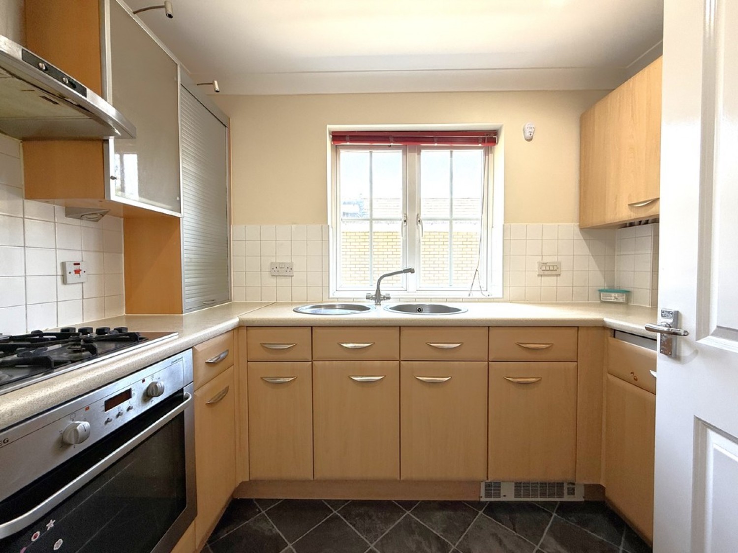 2 bedroom Flat for Letting George Williams Way, Town Centre