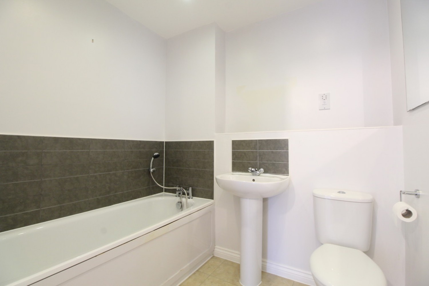 2 bedroom Flat for Letting Abbeyfields, Circualr Road South