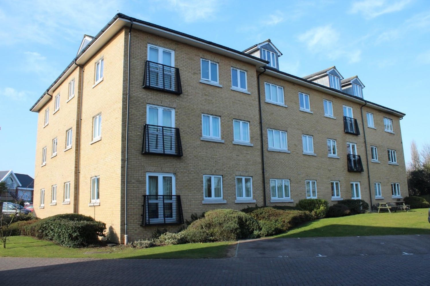 2 bedroom Flat for Sale Bloyes Mews, North Station