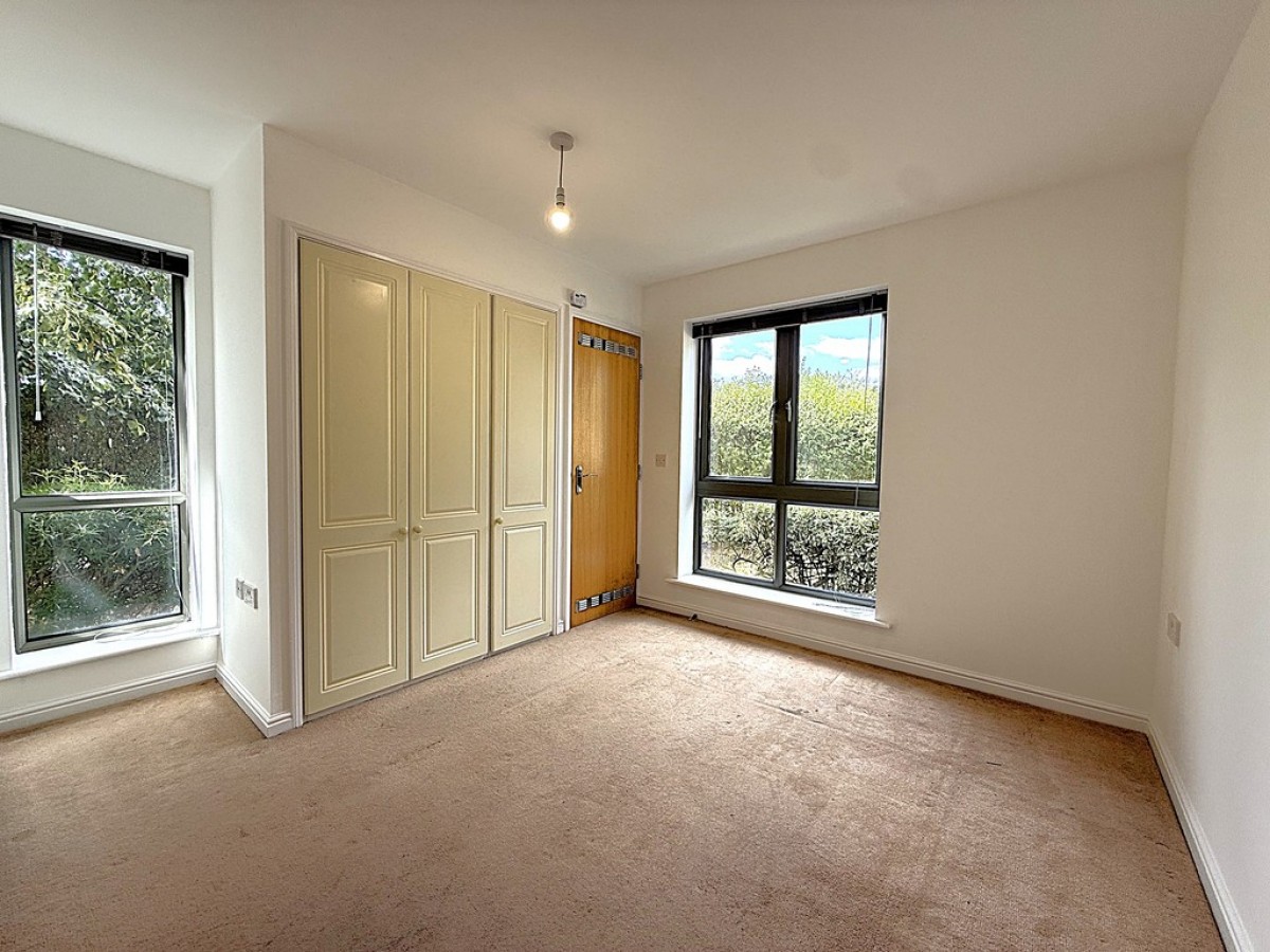 Bradman Court, Circular Road East