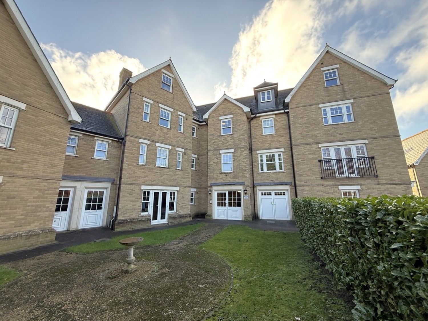 2 bedroom Flat for Letting Salisbury Avenue, Town Centre