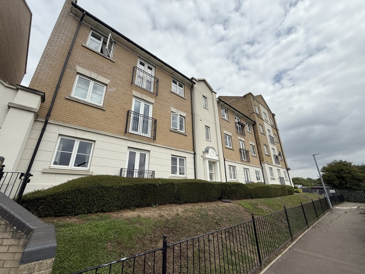 2 bedroom Flat in Woods Court, North Station