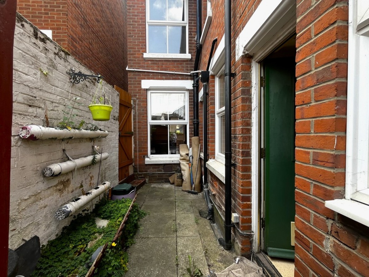 Beaconsfield Avenue, Town Centre