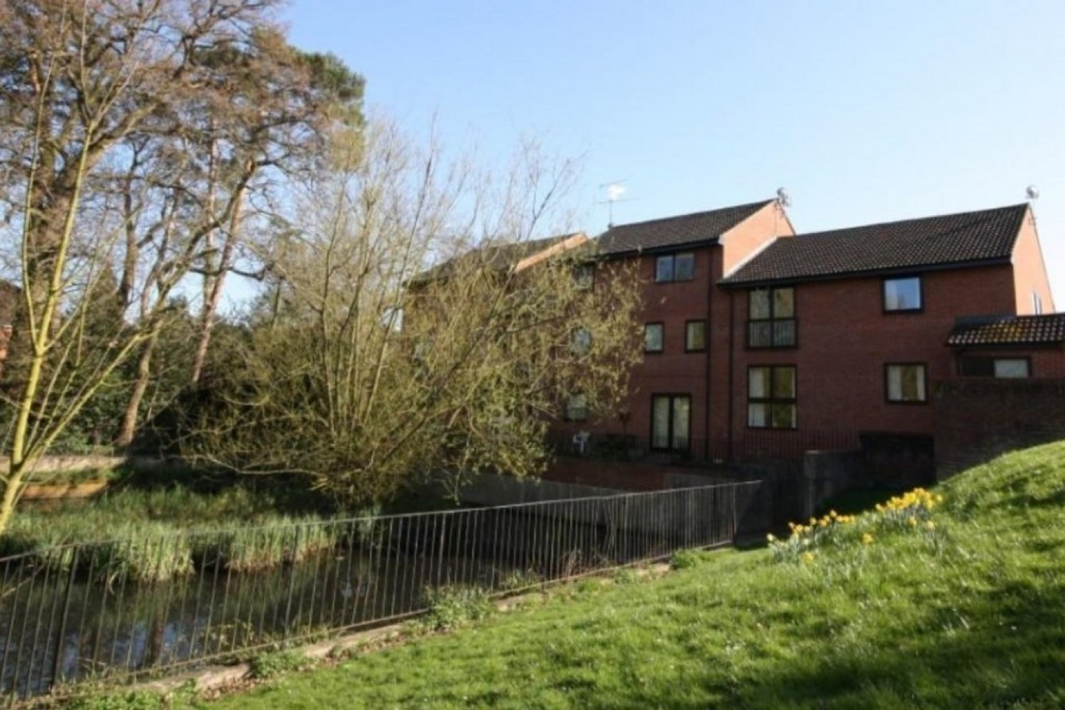 Balmoral Court, King George Close