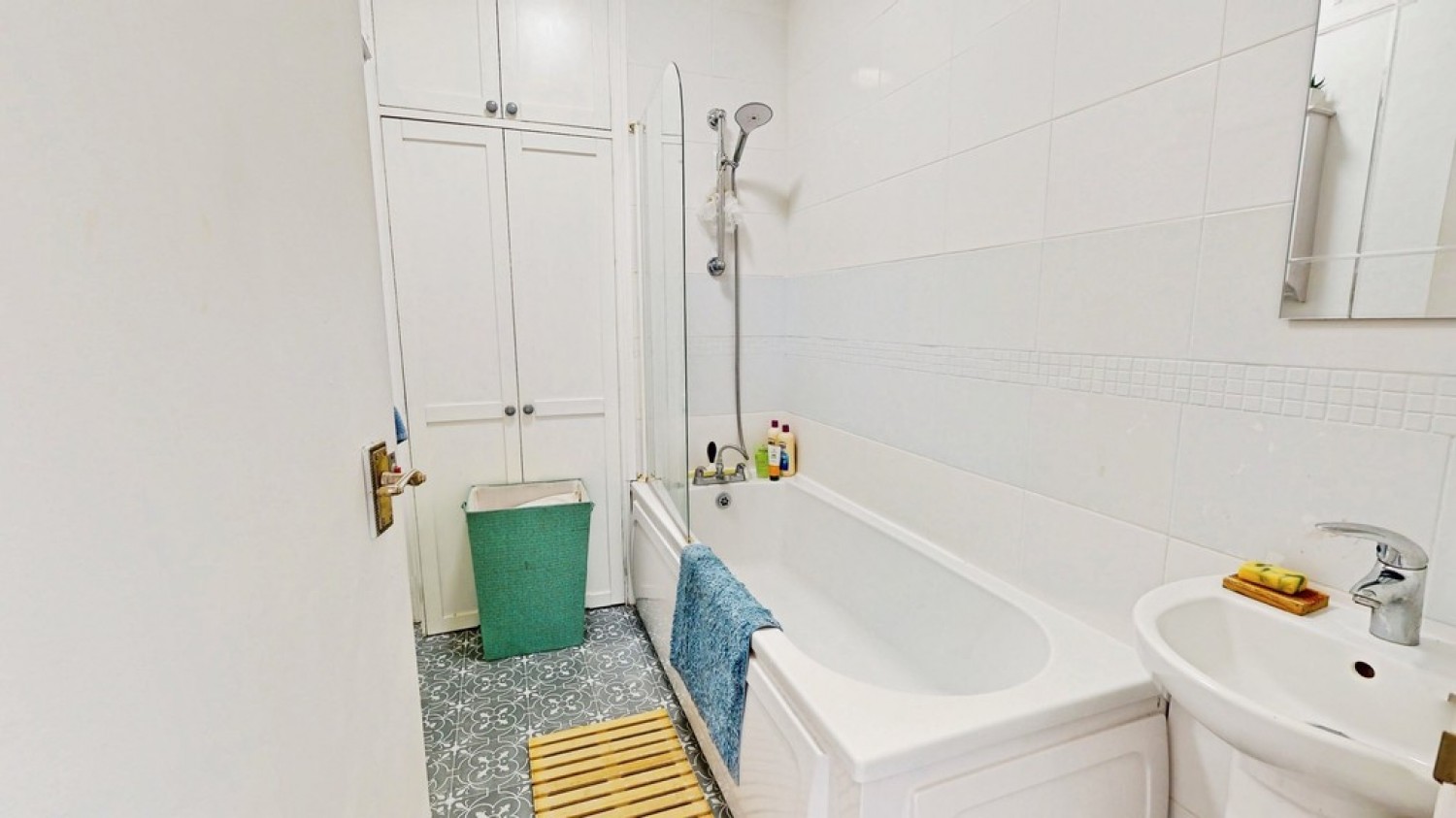 1 bedroom Flat for Sale St Georges Square, Cheltenham, Gloucestershire