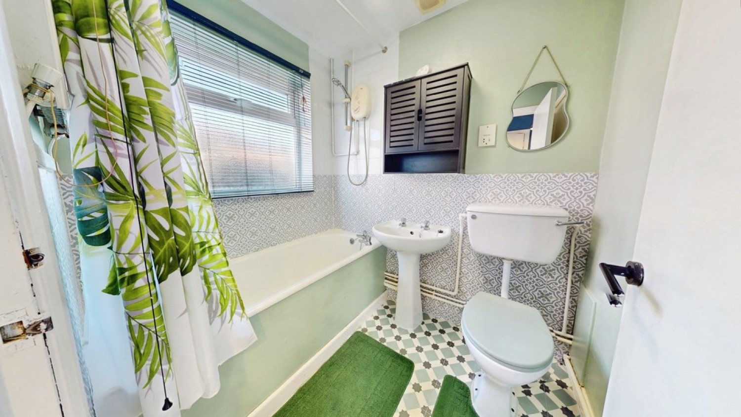 2 bedroom Bungalow for Sale Henley Road, Cheltenham, Gloucestershire