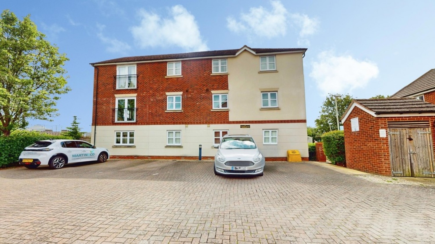 2 bedroom Flat for Sale Persimmon Gardens, Cheltenham, Gloucestershire