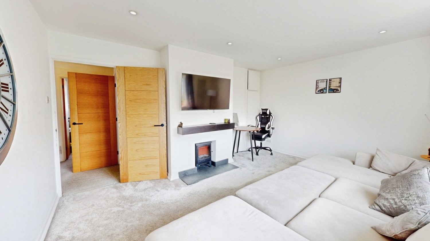 2 bedroom Flat for Sale St Georges Close, Cheltenham, Gloucestershire