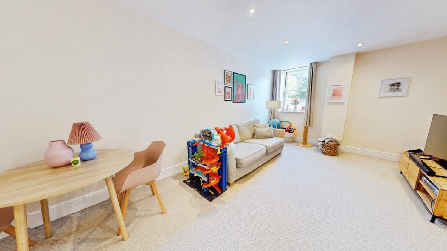 2 bedroom Flat for Sale High Street, Prestbury, Cheltenham