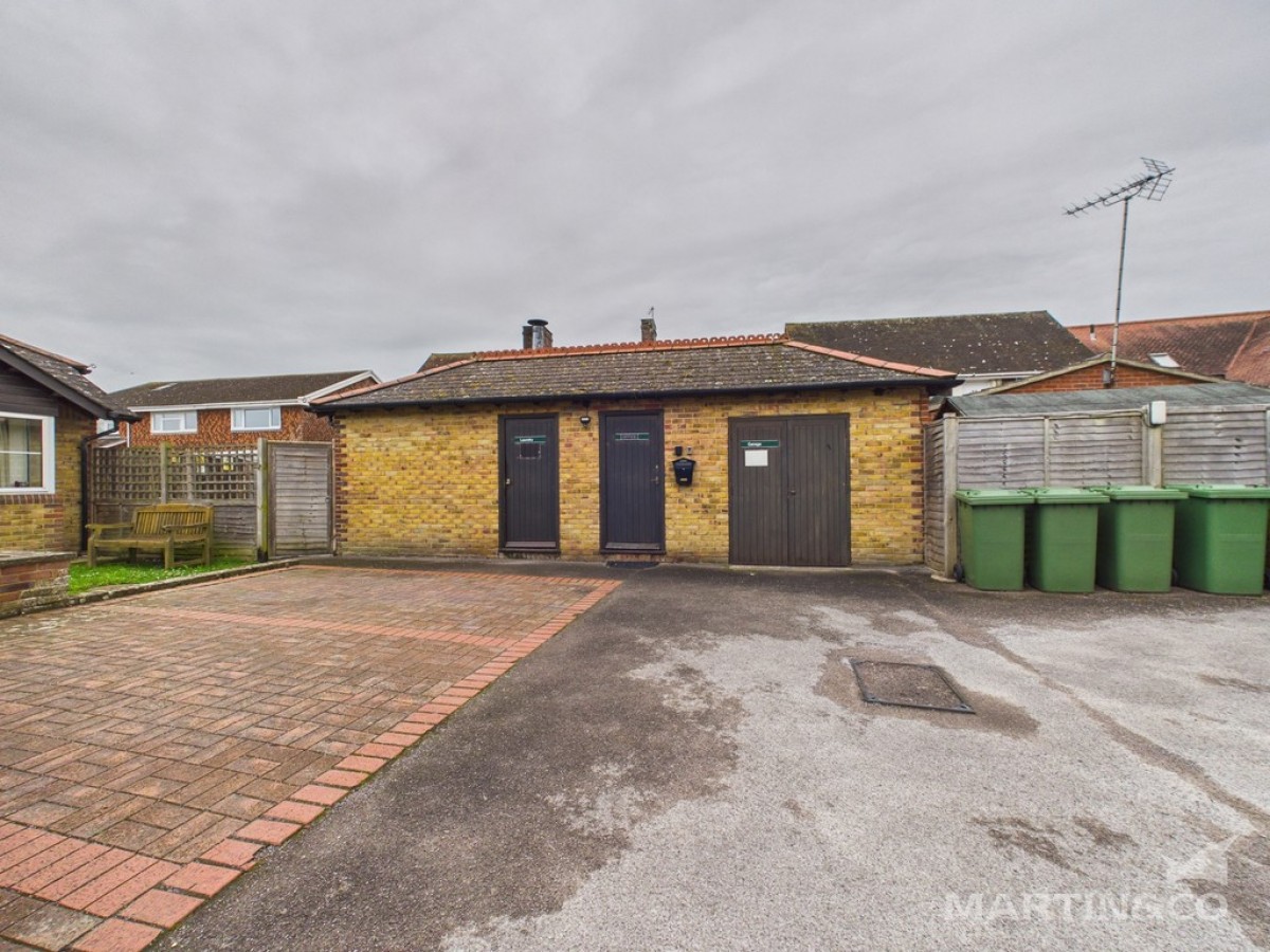 Oakland Court, Nyetimber Lane