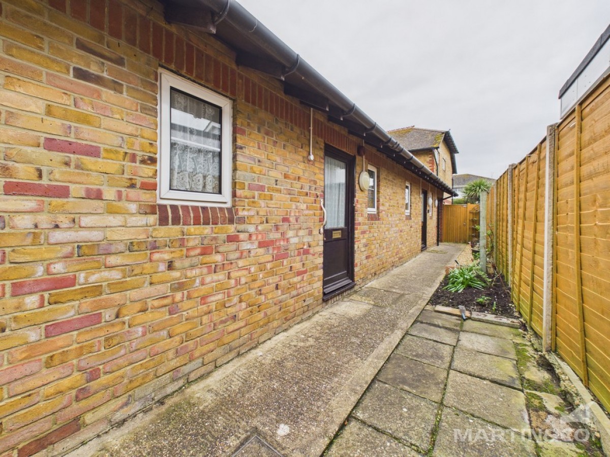 Oakland Court, Nyetimber Lane