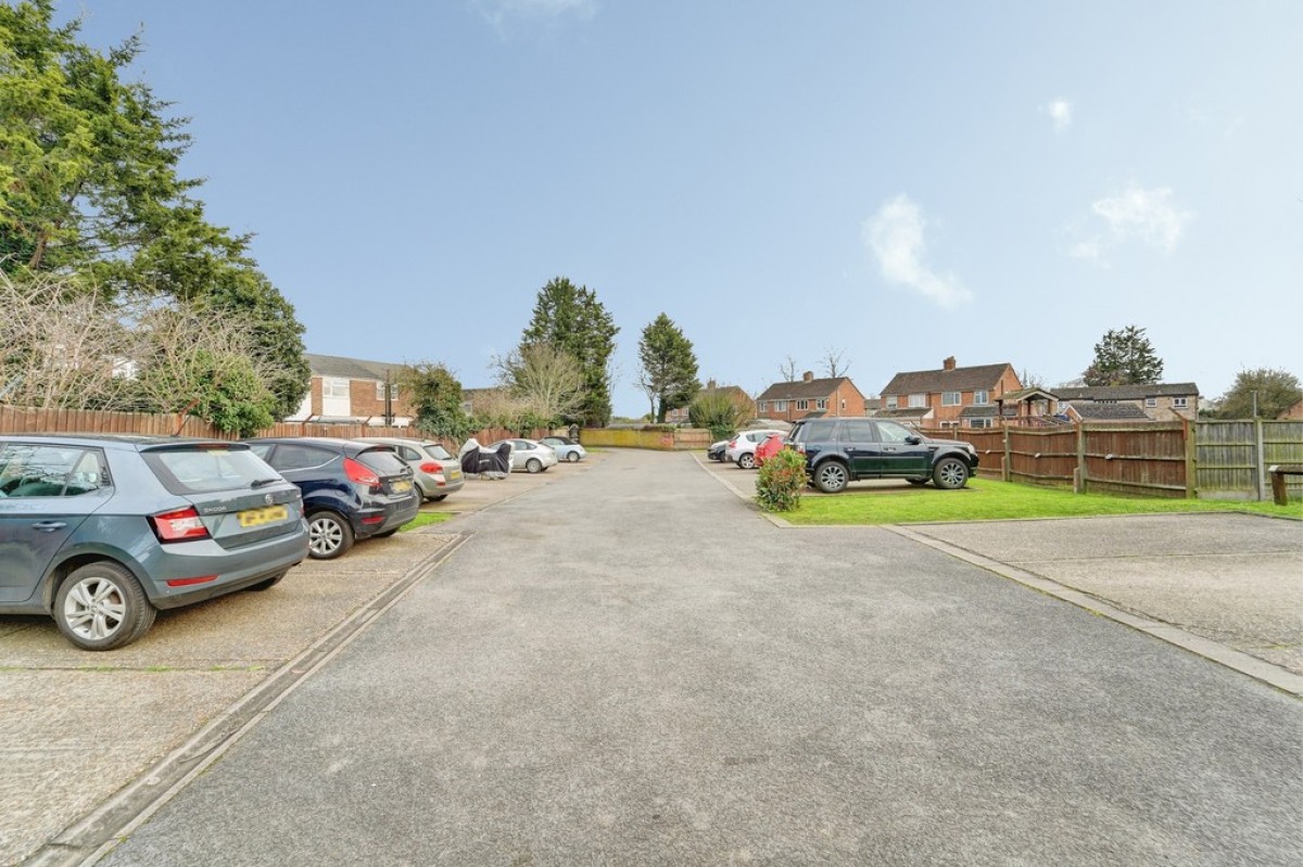 Chestnut Gardens, The Links