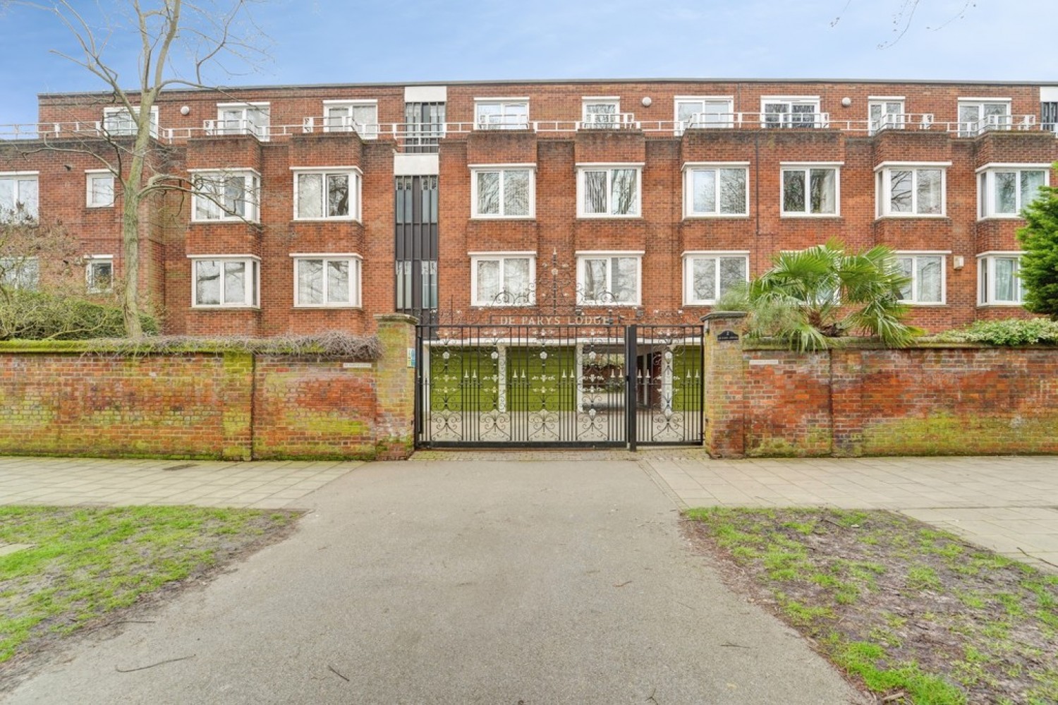 2 bedroom Flat for Sale Garden Flat, De Parys Lodge, De Parys Avenue,