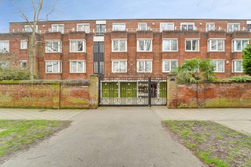 Garden Flat, De Parys Lodge, De Parys Avenue,