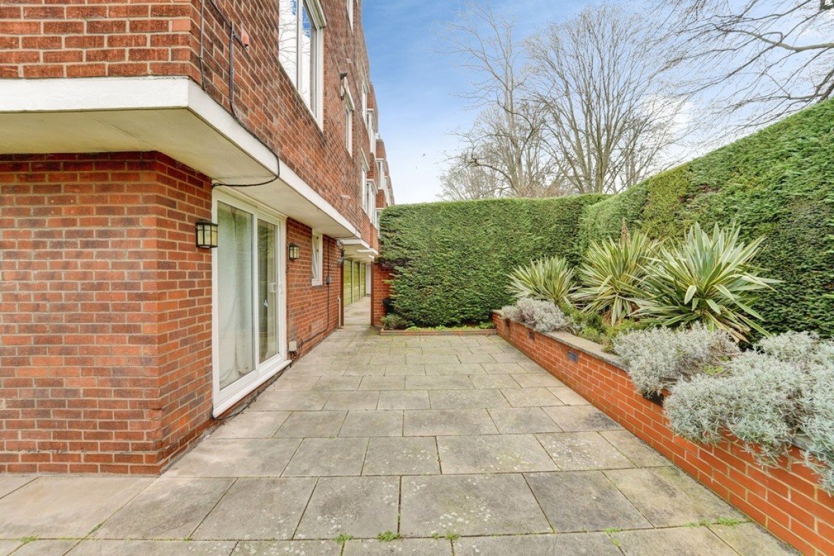 Garden Flat, De Parys Lodge, De Parys Avenue,