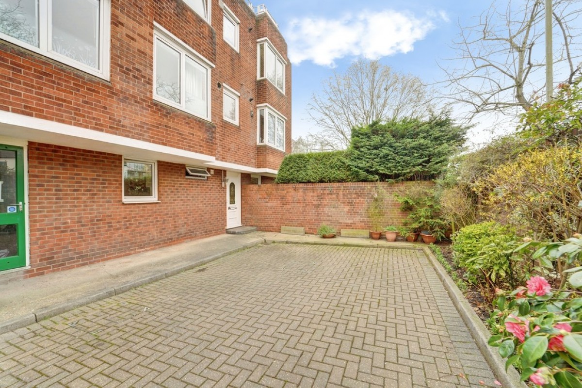 Garden Flat, De Parys Lodge, De Parys Avenue,