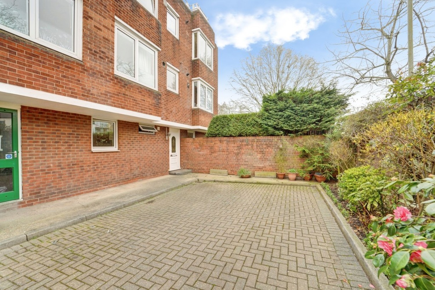 2 bedroom Flat for Sale Garden Flat, De Parys Lodge, De Parys Avenue,