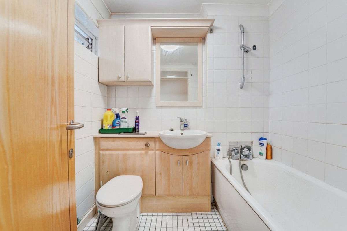 Garden Flat, De Parys Lodge, De Parys Avenue,